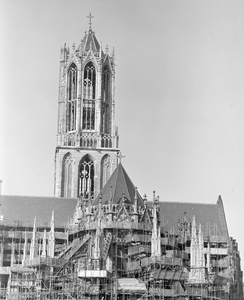 884857 Gezicht op de oostgevel van de Domkerk (Domplein) te Utrecht die in de steigers staat voor groot onderhoud, ...